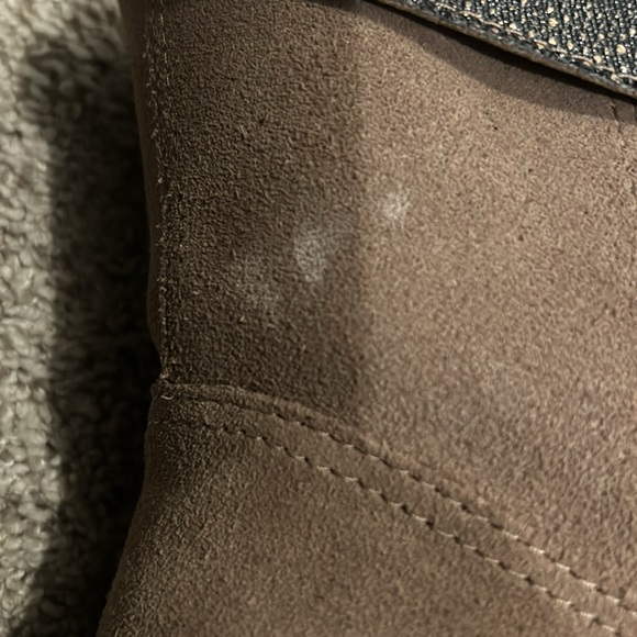 Ugg boot with side zipper. - Picture 9 of 10